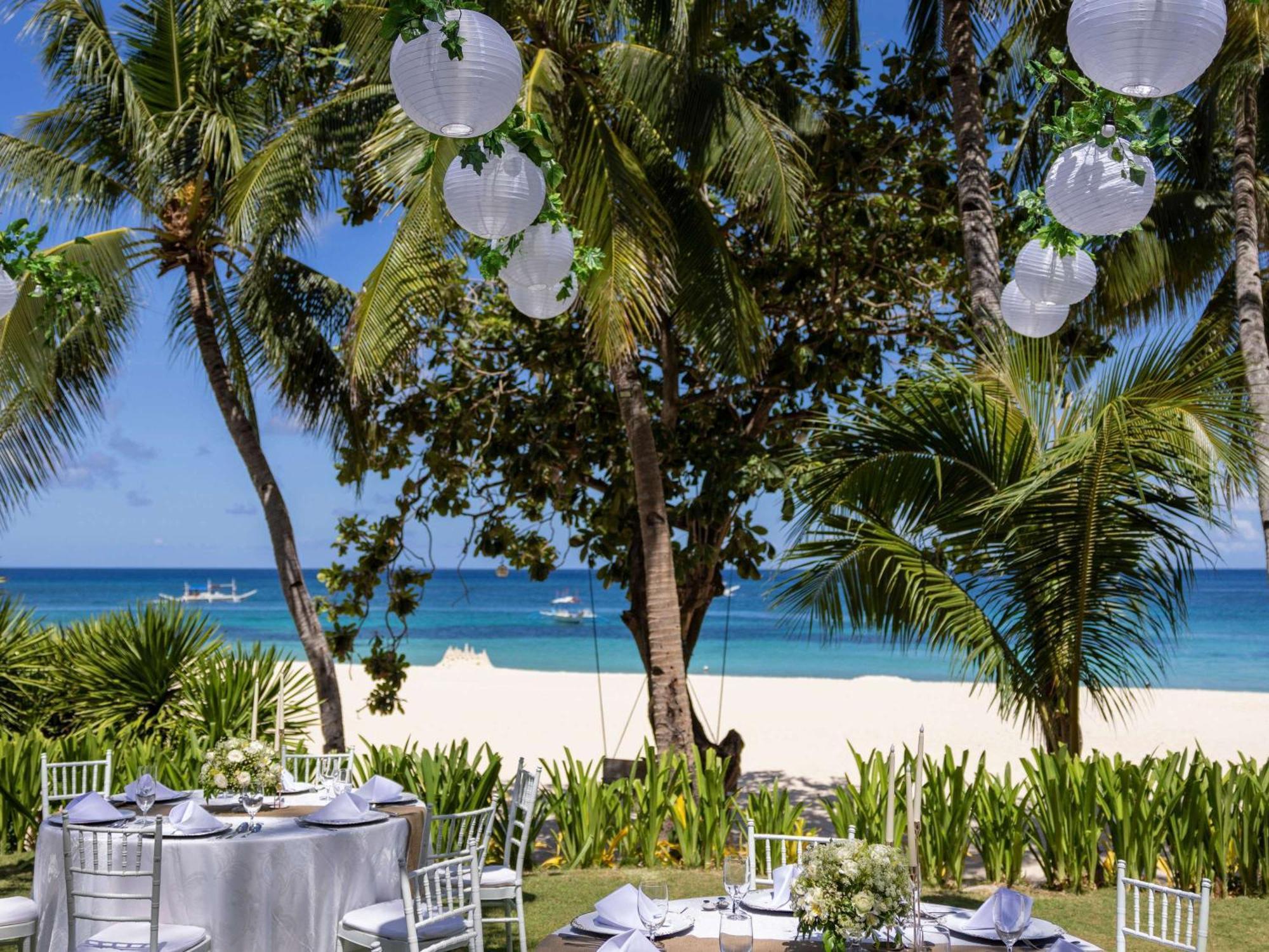 Movenpick Resort & Spa Boracay Yapak Exterior foto Beachfront at The Royal Paradise Hotel & Spa