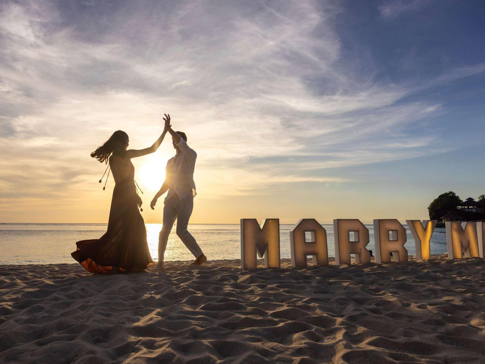 Movenpick Resort & Spa Boracay Yapak Exterior foto A newly married couple on a beach