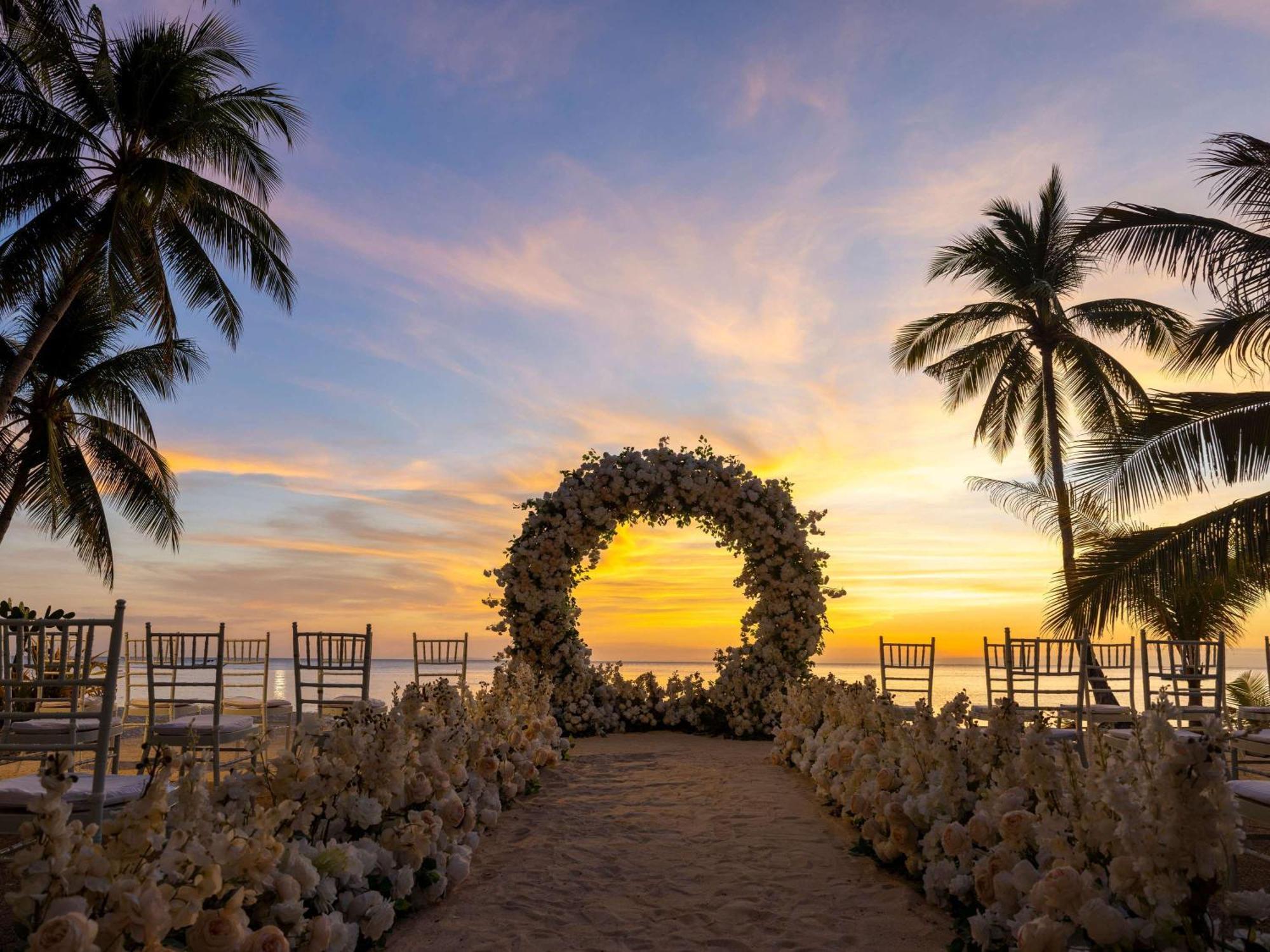 Movenpick Resort & Spa Boracay Yapak Exterior foto Sunset at the beach