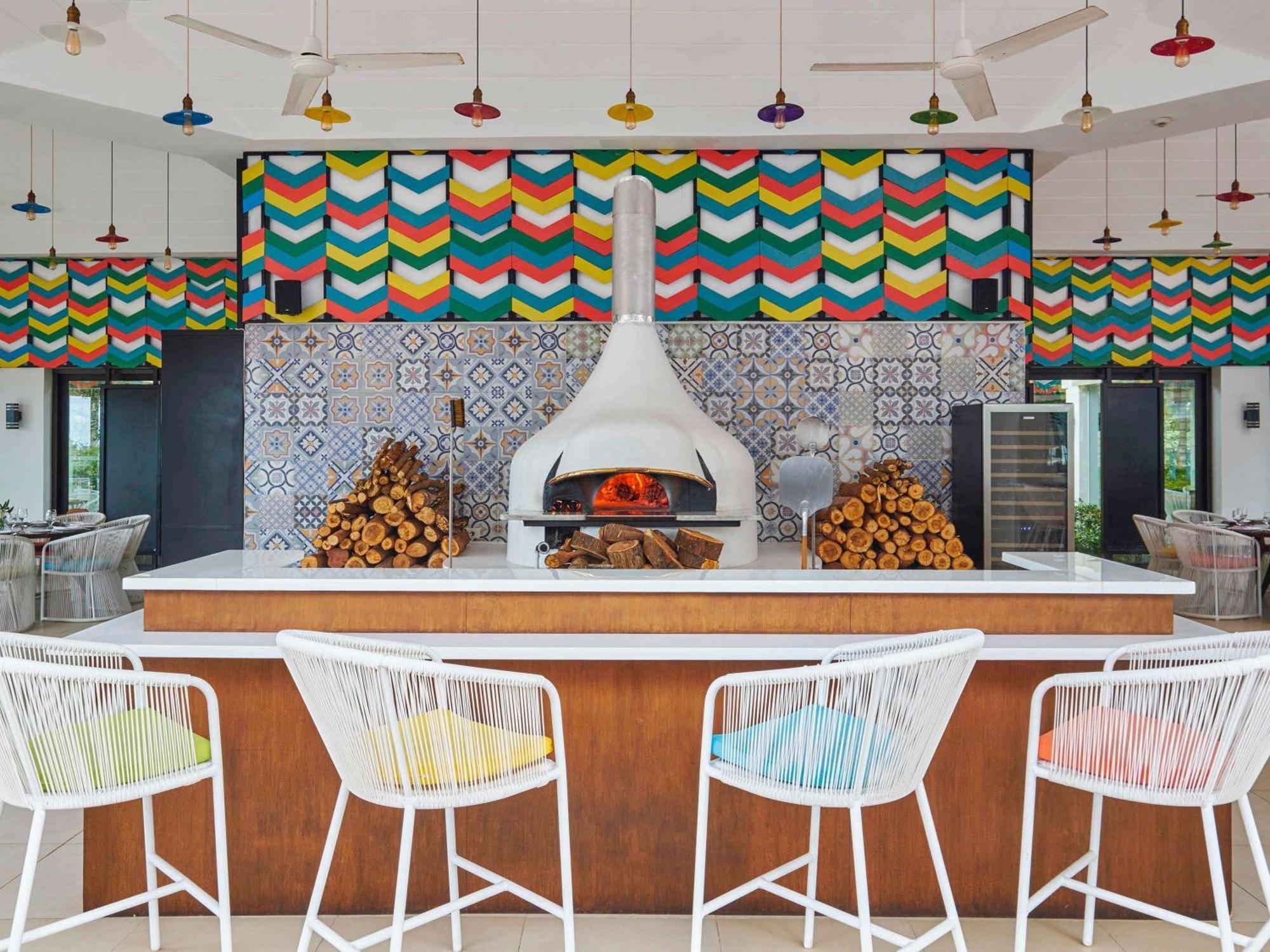 Movenpick Resort & Spa Boracay Yapak Exterior foto The Pizza Bar at the Hotel