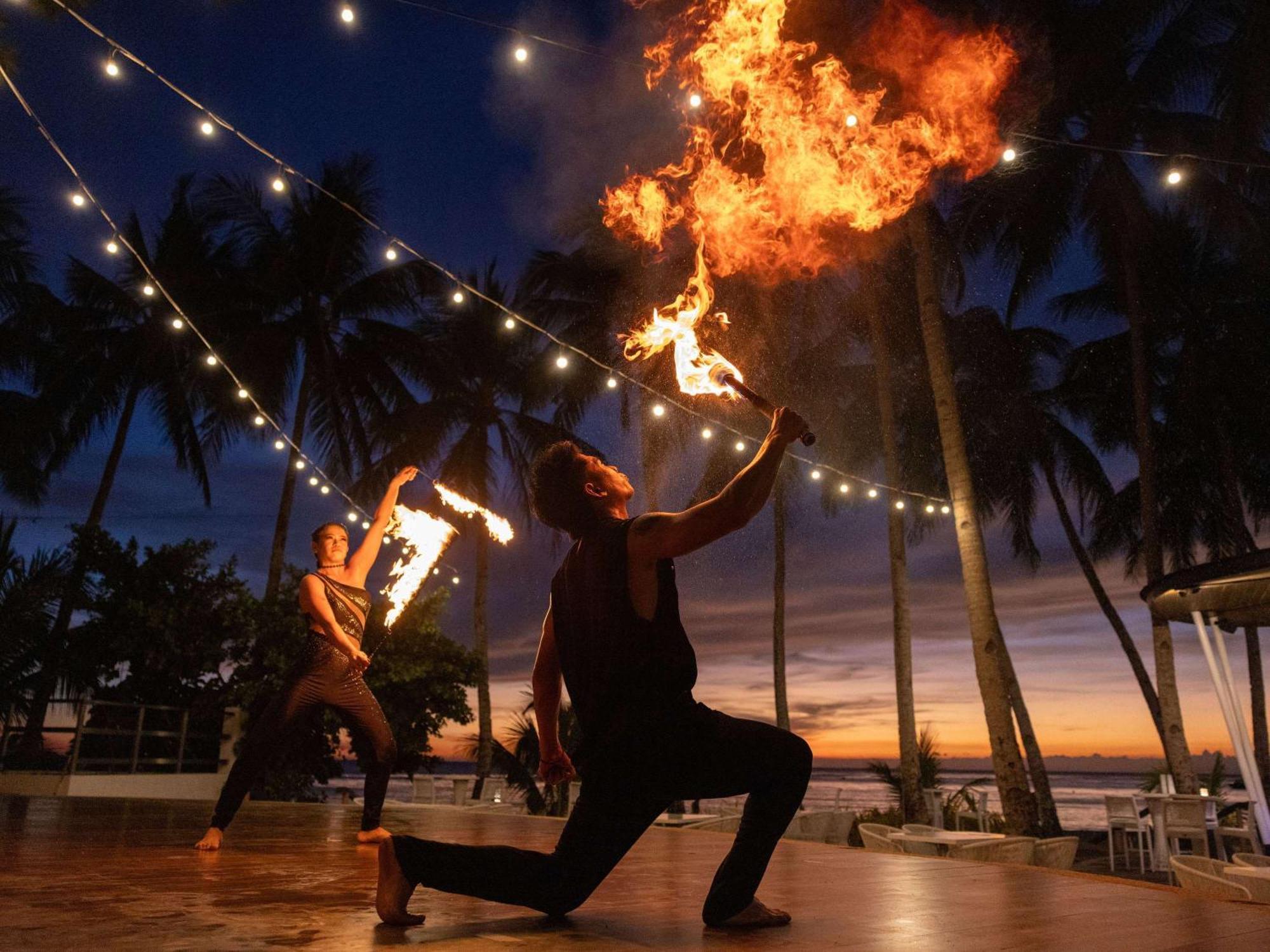 Movenpick Resort & Spa Boracay Yapak Exterior foto Luau at the Royal Hawaiian Hotel
