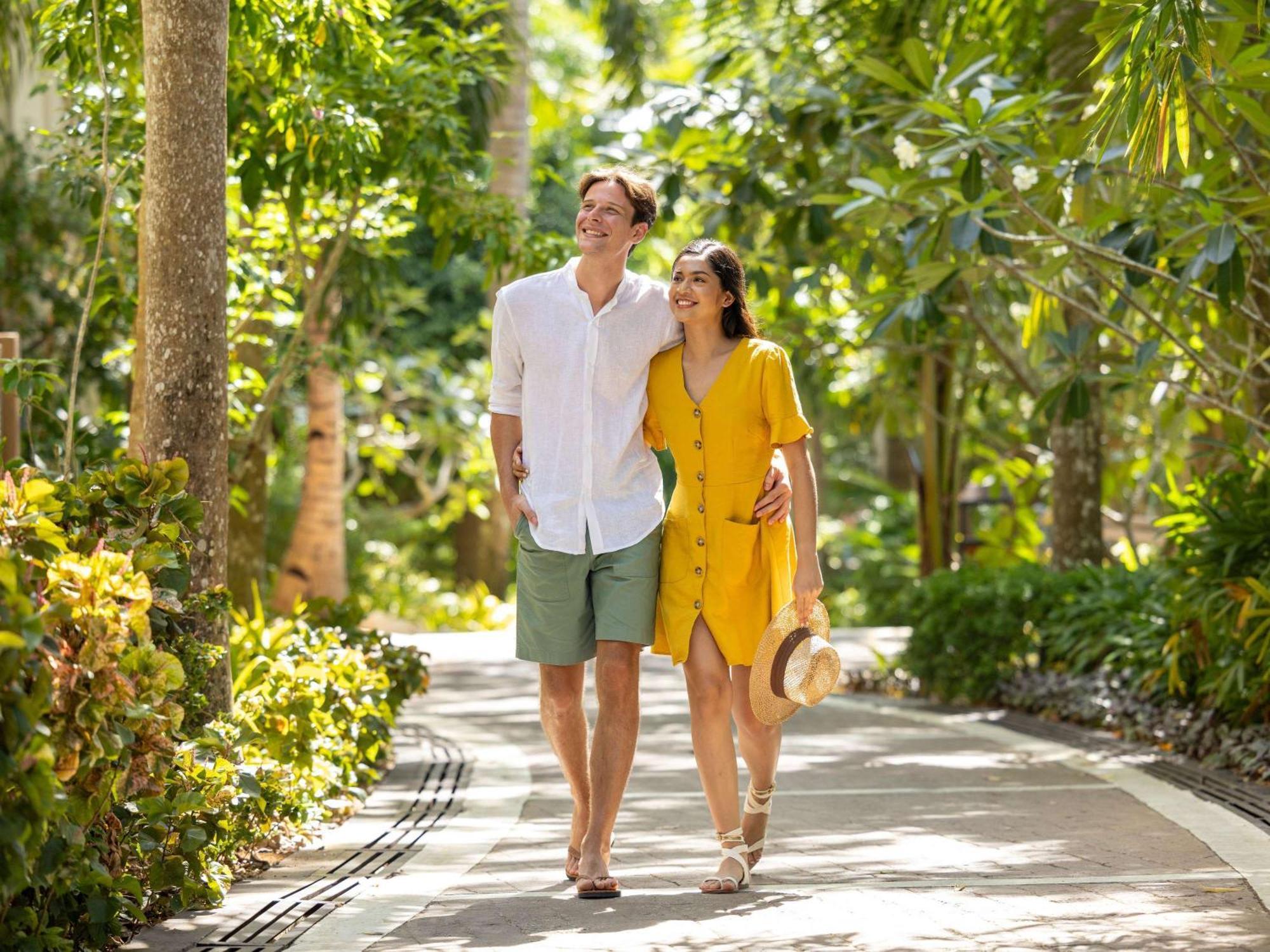 Movenpick Resort & Spa Boracay Yapak Exterior foto A couple walking together