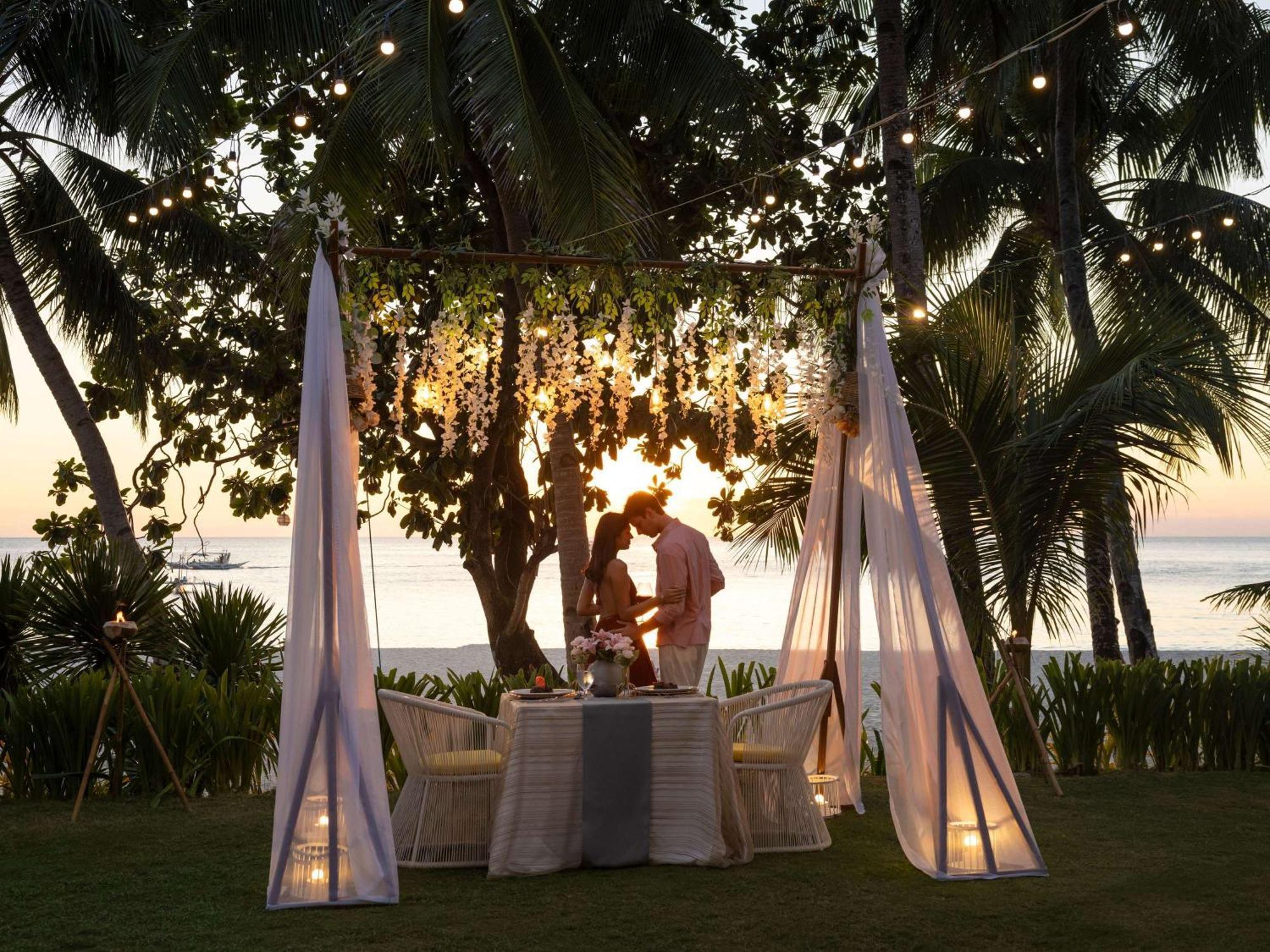 Movenpick Resort & Spa Boracay Yapak Exterior foto A romantic dinner at the beach