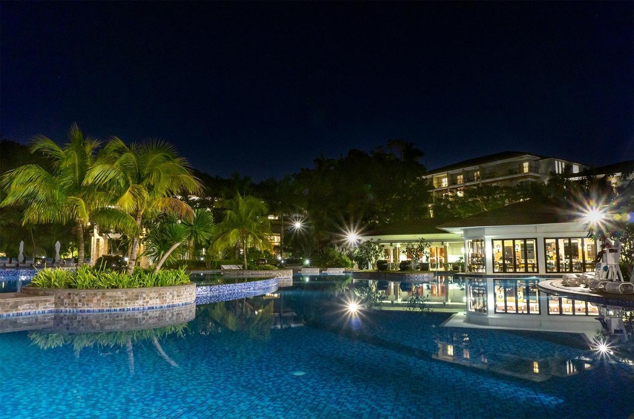 Movenpick Resort & Spa Boracay Yapak Exterior foto The resort at night