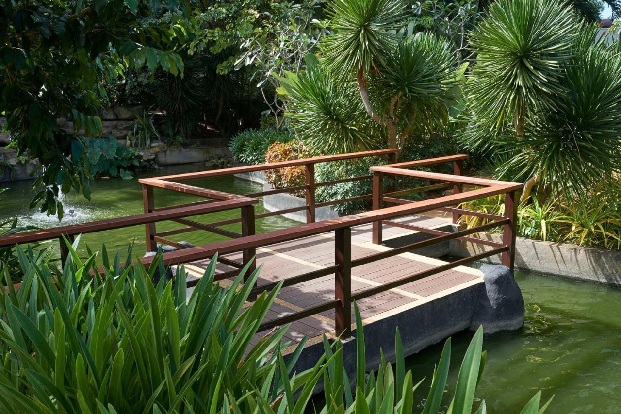 Movenpick Resort & Spa Boracay Yapak Exterior foto The bridge at the entrance of the park